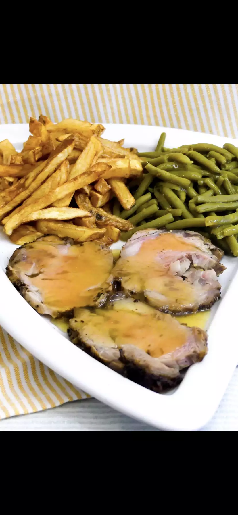 Rôti de veau + frites maison + haricots verts + salade composée