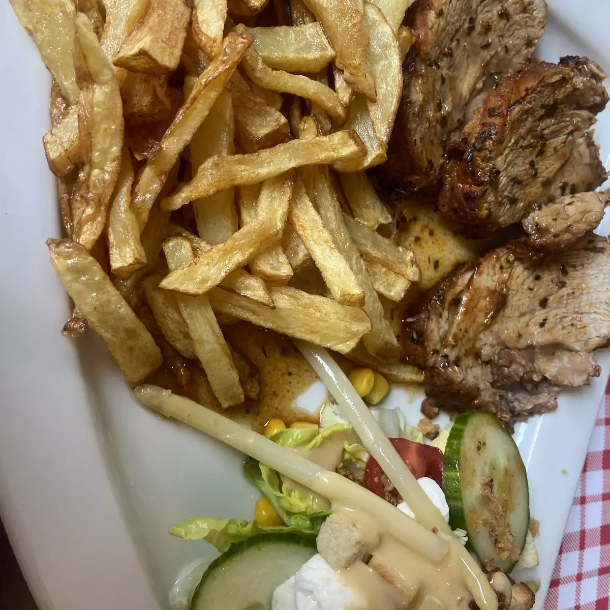 Rôti de veau + frites maison + haricots verts + salade composée