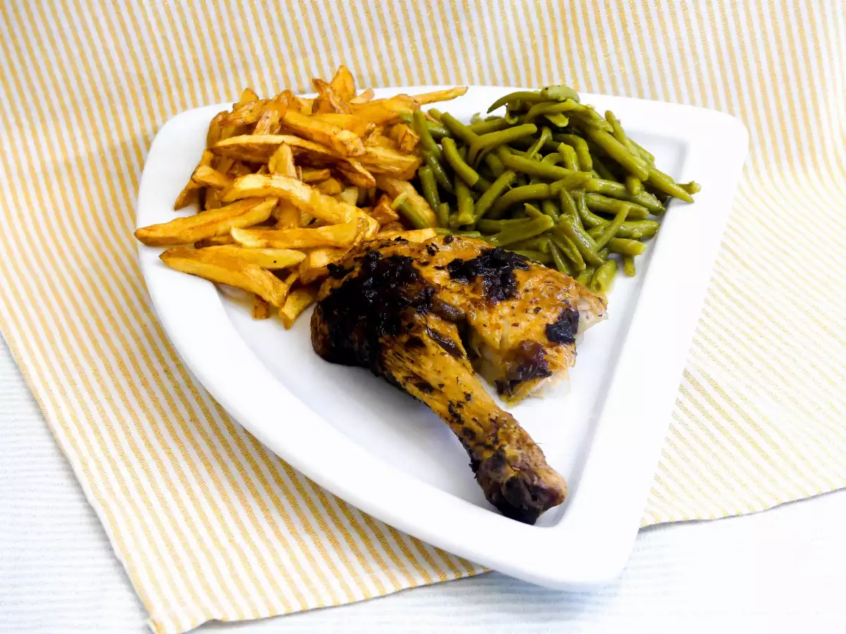 ¼ poulet (cuisse) + frites maison + haricots verts + salade composée